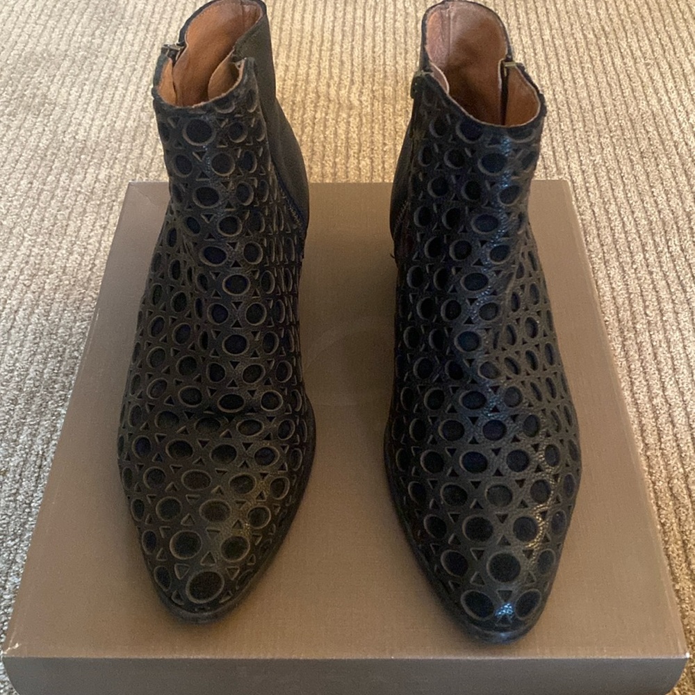 Black Patterned Size 38 Bootie from Spain - Picture 5 of 9